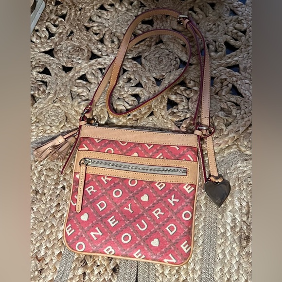 ❤️Vintage Dooney & Bourke “Heart Design” Crossbody Bag - Picture 5 of 10
